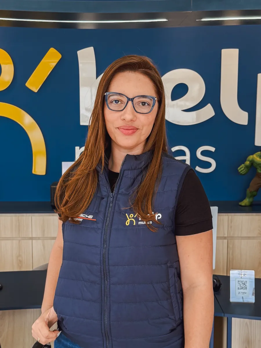 Cíntia, da equipe Help Multas Curitiba Centro, na recepção da unidade