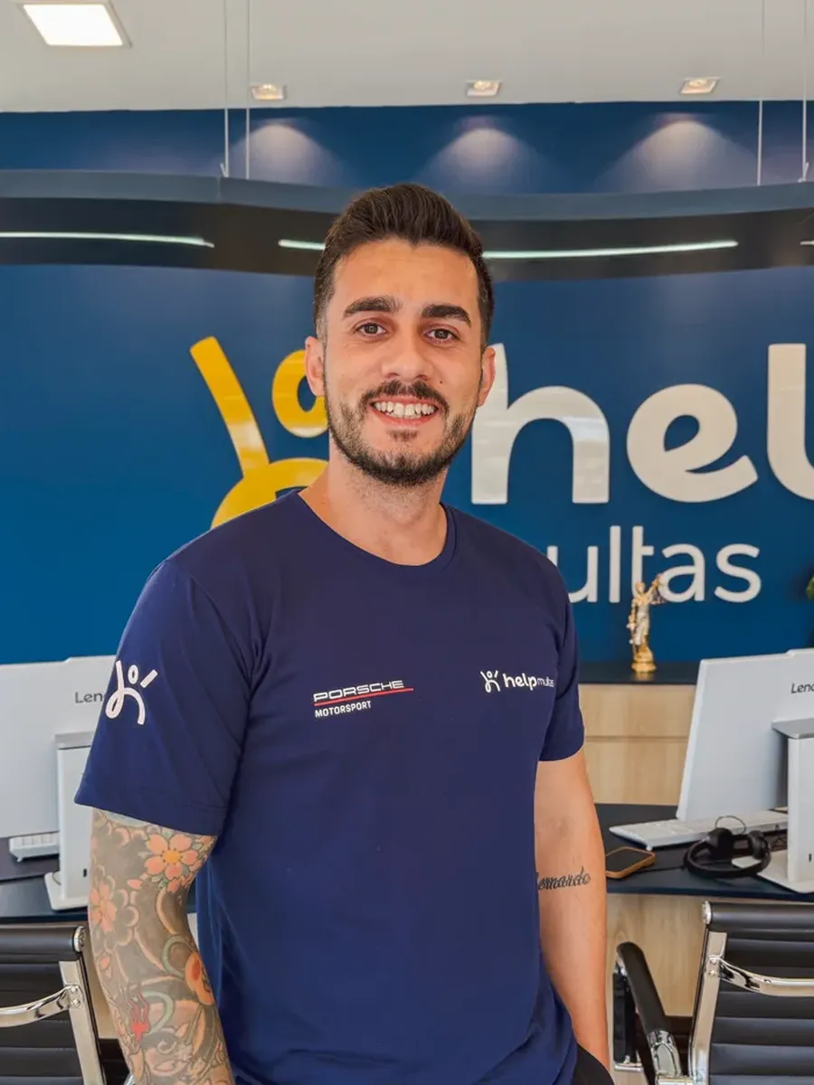 Mauricio, da equipe Help Multas Curitiba Centro, sorrindo na recepção da unidade